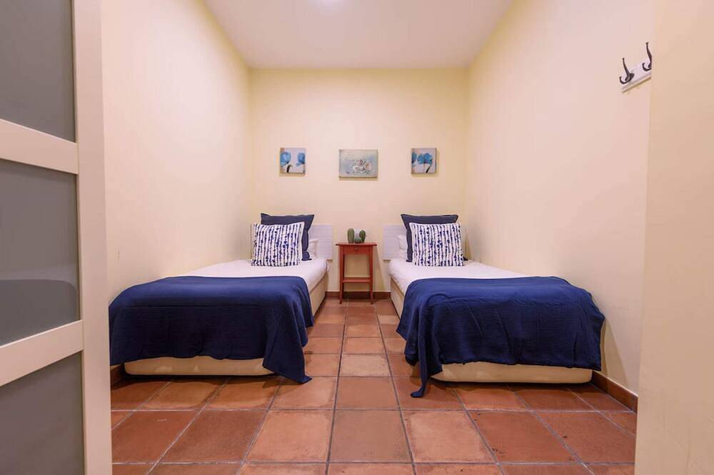 Entire apartment, Creu - Ramblas Rentals Chic & Spacious Flat |Pool Table| 15m Ramblas in Barcelona Centre, Barcelona