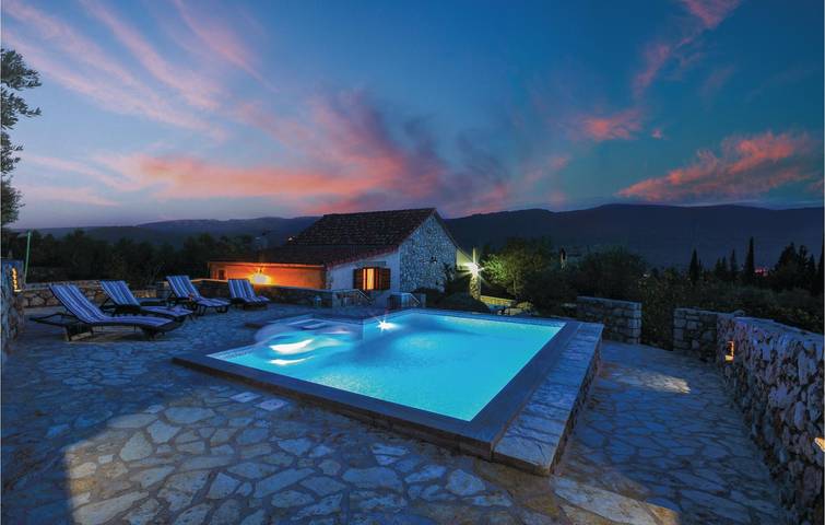 Location de vacances pour 4 personnes, avec terrasse et piscine, animaux acceptés dans Hvar - 3