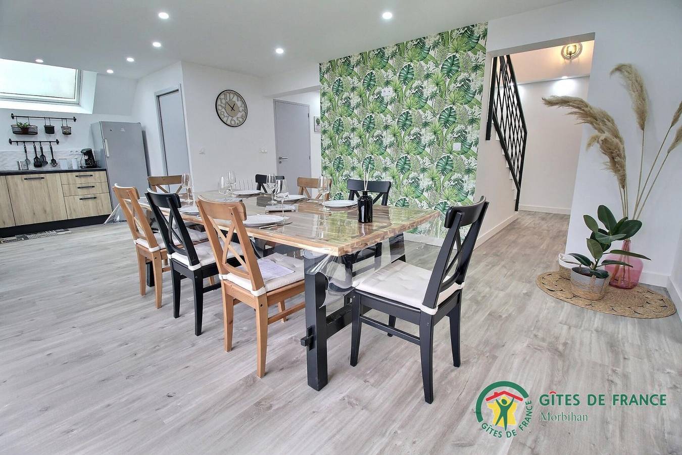 La parenthèse in Ambon, Côte des Mégalithes