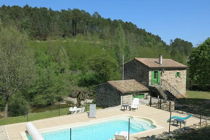 Location de vacances pour 5 personnes, avec jardin et piscine à Saint-Genest-de-Beauzon