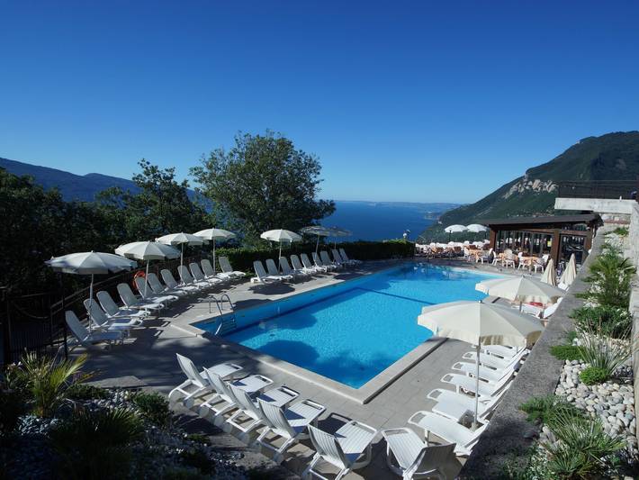 Location de vacances pour 4 personnes, avec bassin pour enfant ainsi que piscine et balcon à Tignale