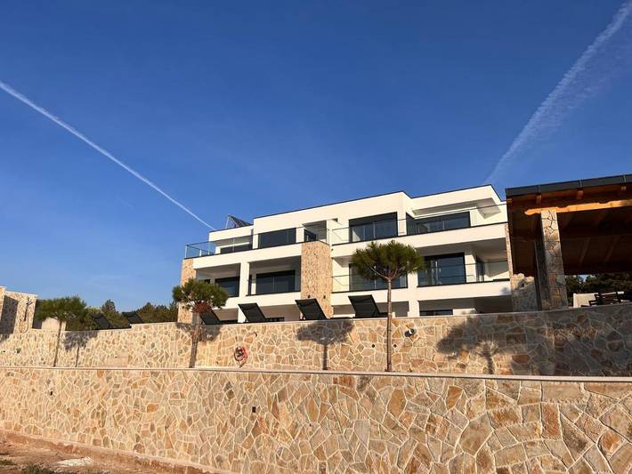 Ferienwohnung für 5 Personen, mit Balkon und Terrasse sowie Garten und Pool