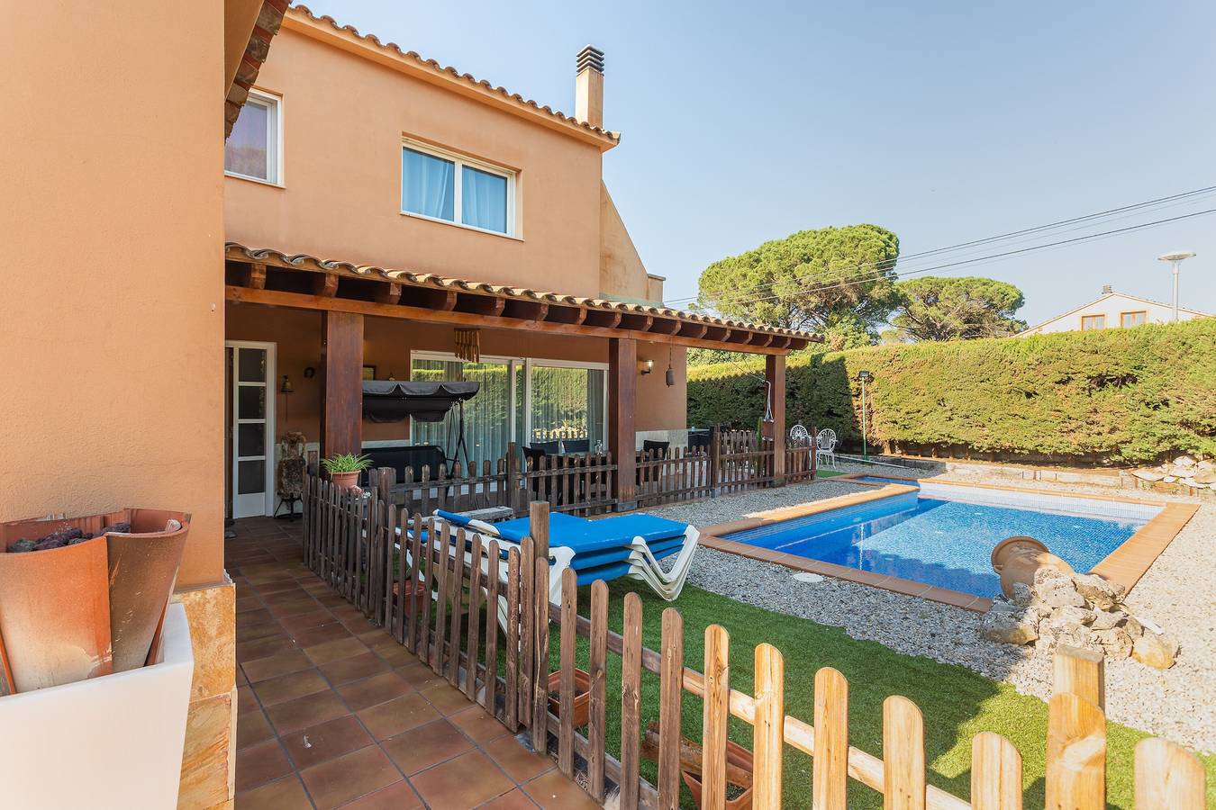 Villa 'Sol' con vistas a la montaña, Wi-Fi y aire acondicionado in Llagostera, Costa Brava