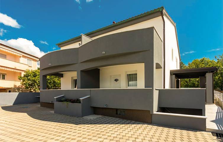 2 km von Dobrinj entfernt am Meer: Gemütliche 130 m² große Ferienwohnung mit Terrasse und Parkplatz in Soline, Krk