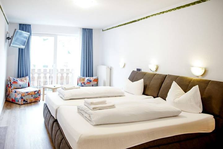 Zimmer für 2 Personen, mit Balkon und Ausblick sowie Sauna und Garten in Winterberg