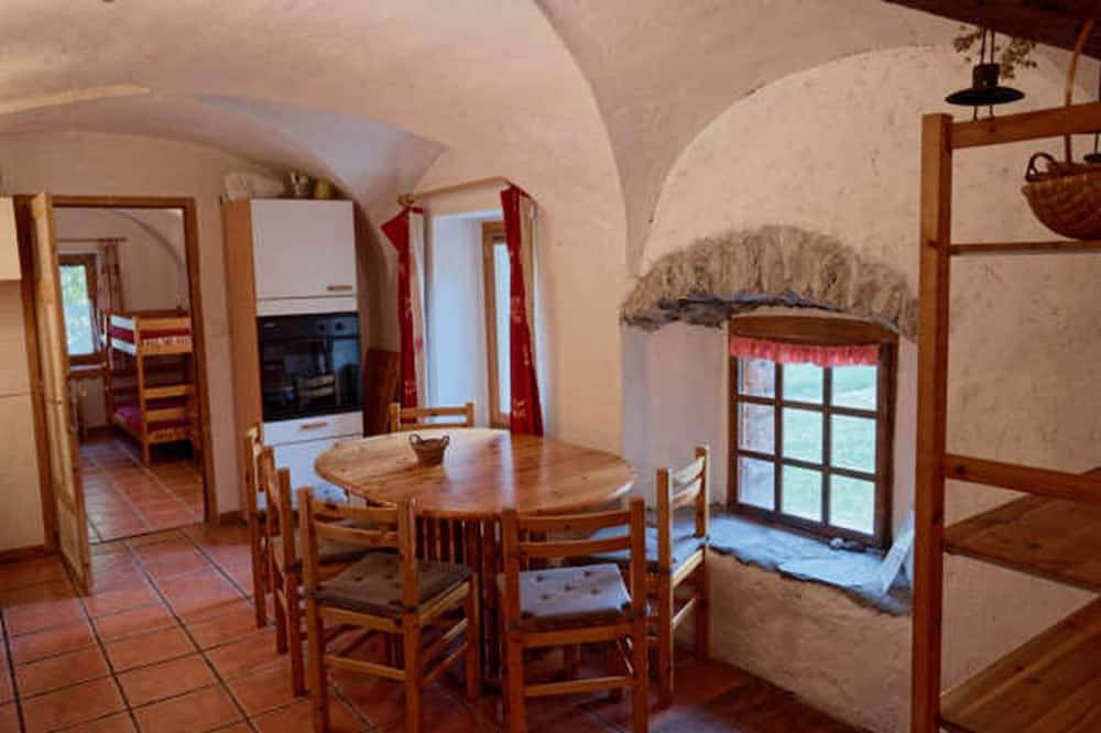 Apartamento entero, Le Clot Saint Joseph, descanso natural en el corazón del Parc des Ecrins in Vallouise-Pelvoux, Parque Nacional de los Ecrins