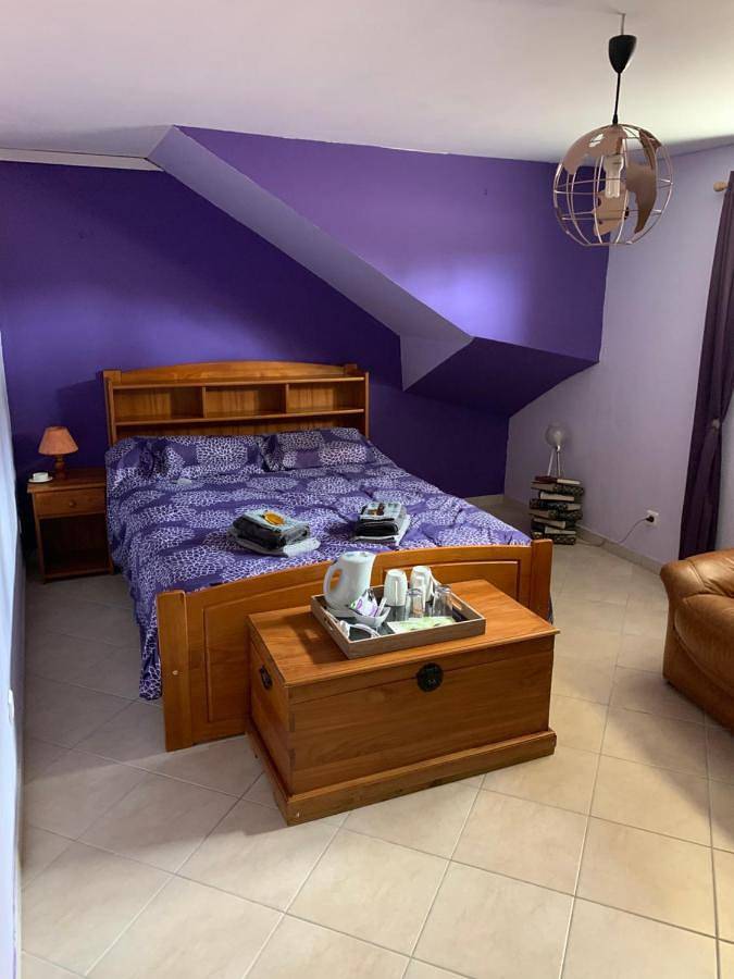 Location de vacances pour 2 personnes, avec Terrasse et Jacuzzi ainsi que Jardin et Piscine à Montagne