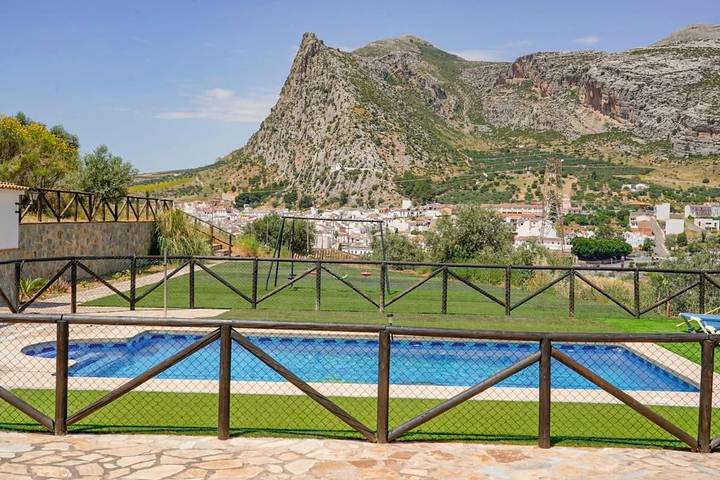 Apartamento para 10 personas, con terraza además de piscina y vistas, Se admiten mascotas en Valle de Abdalajís