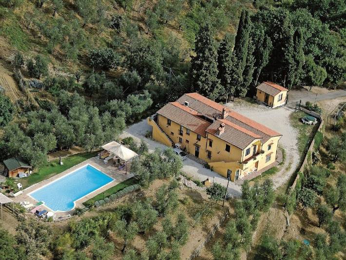 Agriturismo per 13 persone, con giardino e piscina nonché terrazza, con animali domestici a Monsummano Terme