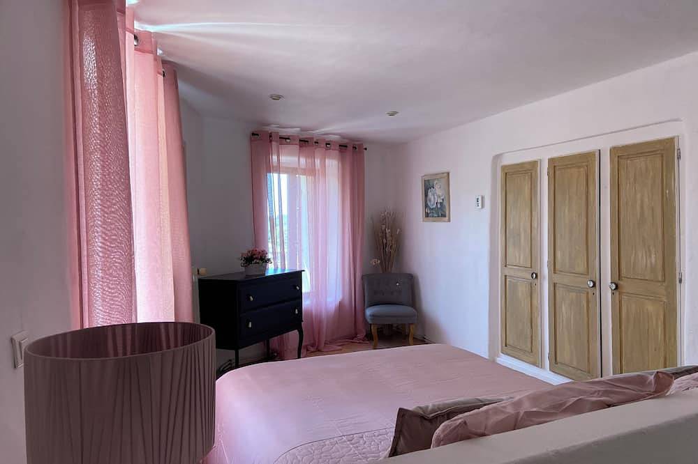 Luberon House  in Robion, Parque natural regional del Luberon