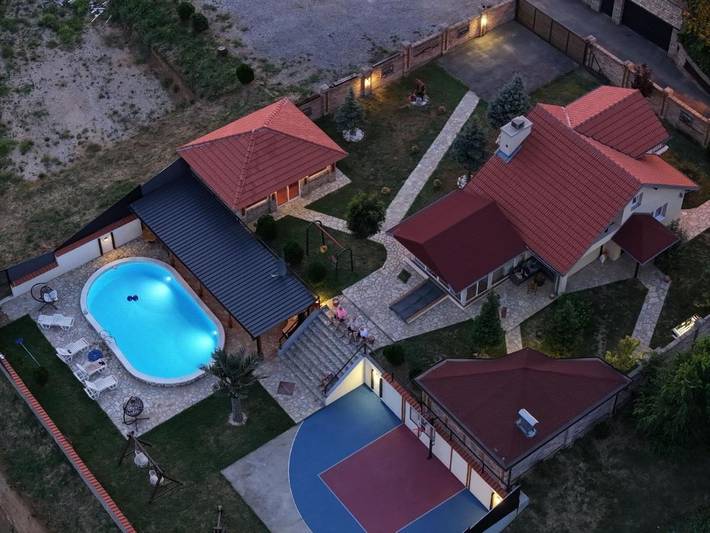 Chalet para 8 personas, con jardín y piscina además de jacuzzi y sauna - 1