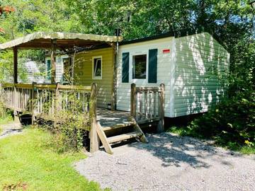 Location de vacances pour 3 personnes, avec piscine et terrasse à Camon