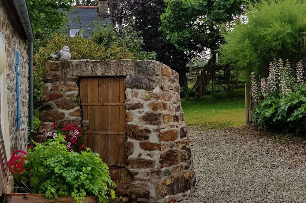 Gite for 19 people, 200 m from the sea on the in Roscanvel, Iroise