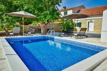 Ferienhaus für 6 Personen, mit Pool, mit Haustier in Maslenica