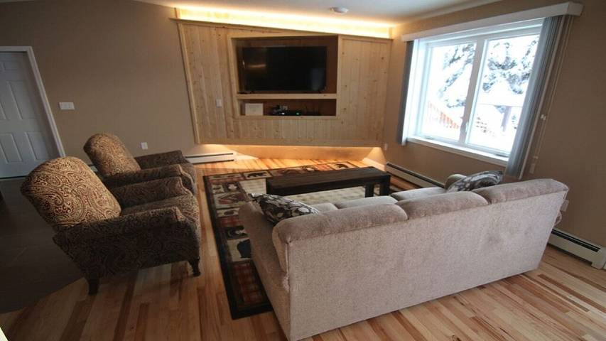 Vacation rental for 10 people, with yard and hot tub in Fairbanks