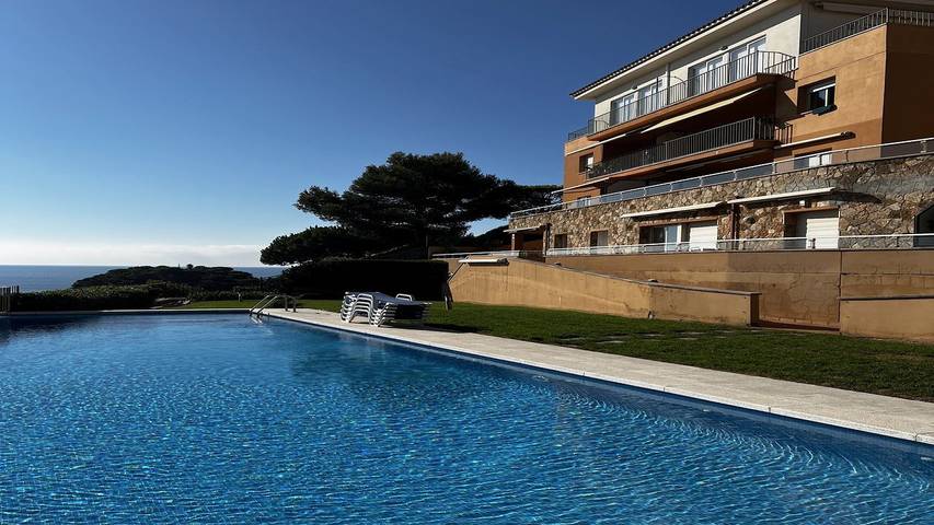 Appartement de vacances pour 4 personnes, avec terrasse ainsi que piscine et jardin