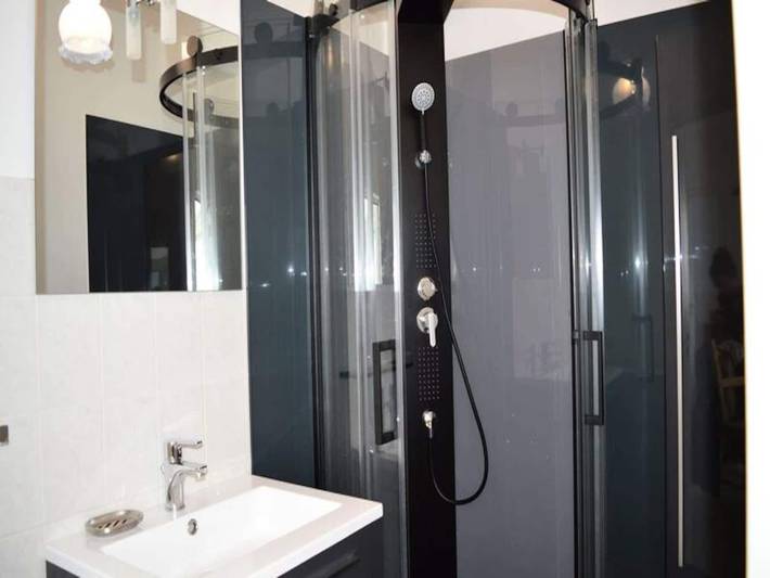 Gîte pour 4 personnes, avec terrasse, adapté aux familles dans Plage de Grève Blanche - 4