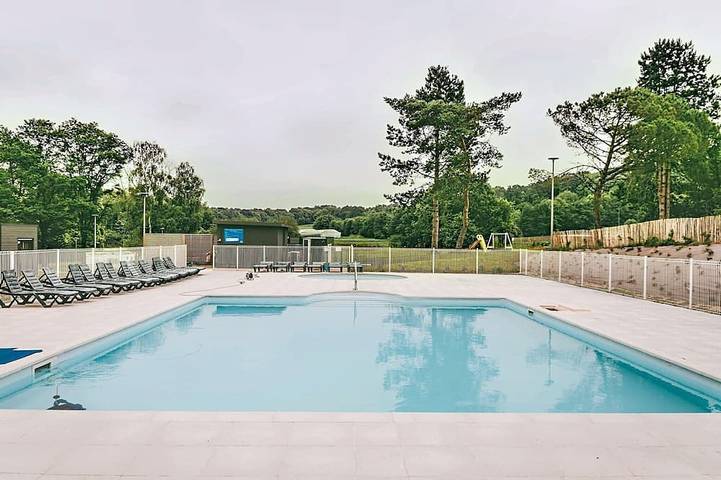 Gîte pour 4 personnes, avec terrasse et piscine à Malansac