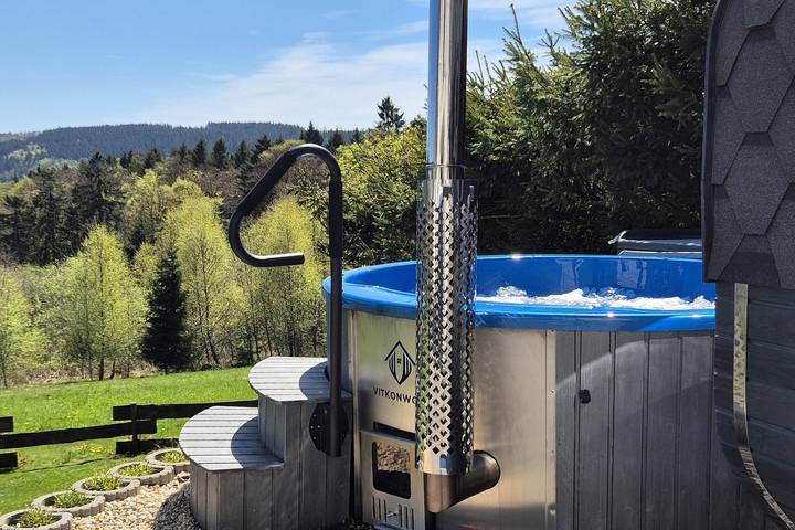 Ferienhaus für 8 Personen, mit Balkon und Whirlpool sowie Garten und Kinderpool im Sauerland