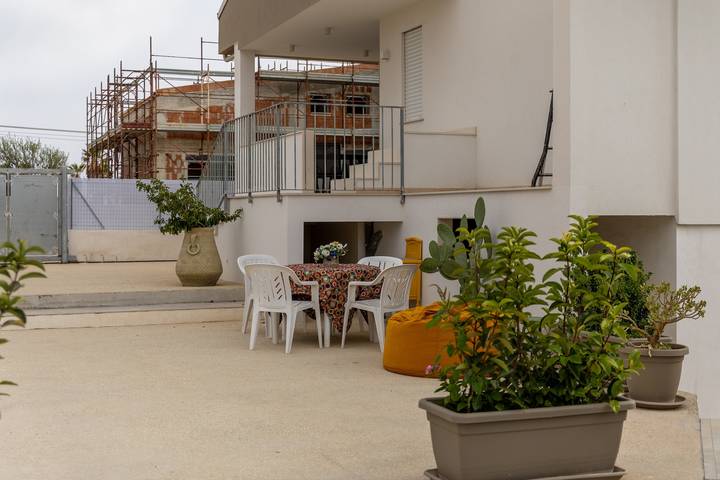 Appartement entier, Appartement 'Carrubo' avec terrasse privée, Wi-Fi et climatisation in Ragusa, Province de Ragusa