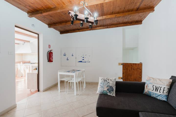 Appartamento intero, Appartamento 'Perla Marina Primo Piano' con Balcone, Wi-Fi e Aria Condizionata in Trappeto, Provincia di Palermo