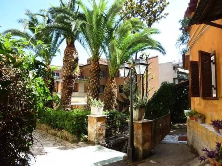 Villa for 2 people, with yard in Rome