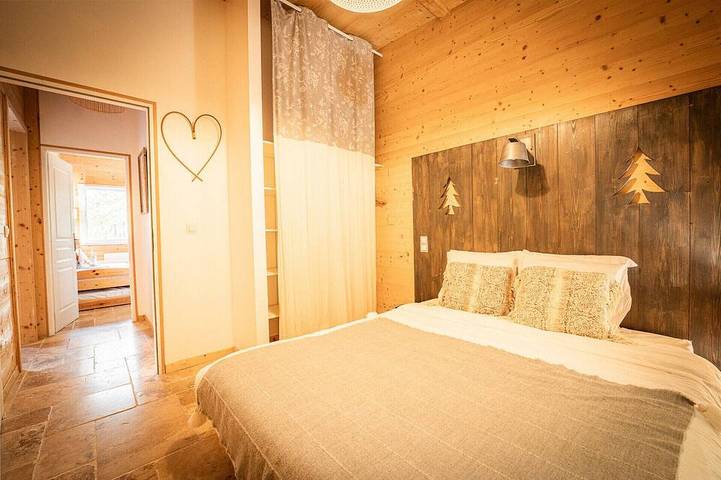 Gîte pour 10 personnes, avec piscine et jardin ainsi que jacuzzi et terrasse à Barbey-Seroux - 4