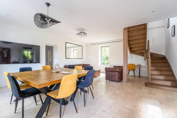 Location de vacances pour 14 personnes, avec jardin ainsi que piscine et balcon à Dardilly - 2