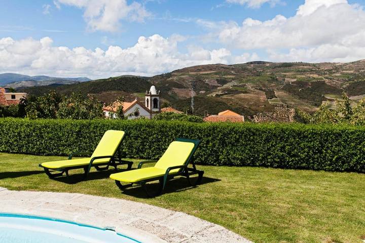 Location de vacances pour 6 personnes, avec balcon et vue ainsi que jardin et piscine dans Tabuaço
