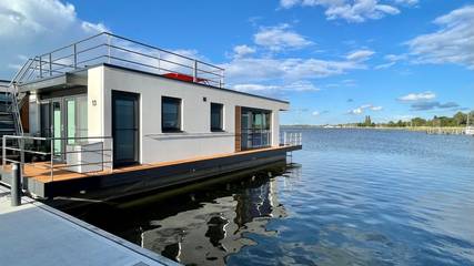 Hausboot für 6 Personen, mit Terrasse und Seeblick in Ribnitz-Damgarten