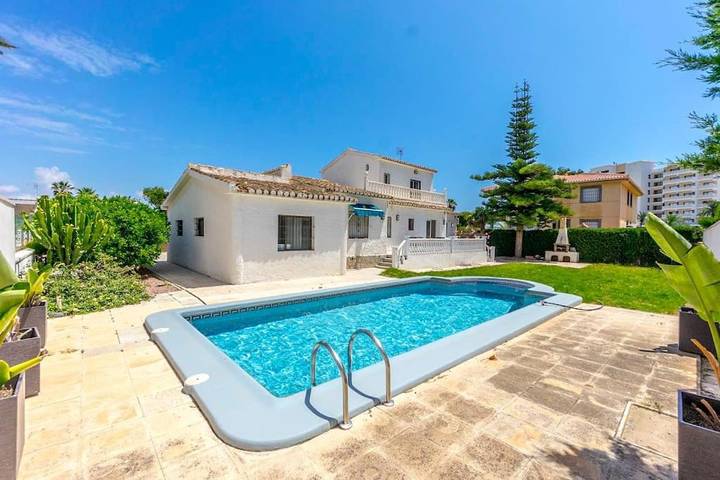 Ferienhaus für 9 Personen, mit Balkon und Terrasse sowie Garten und Pool in La Zenia