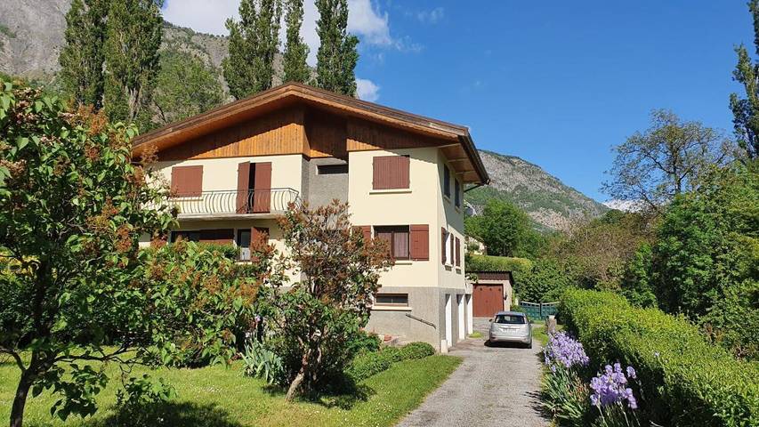 Gîte pour 5 personnes, avec Terrasse ainsi que Jardin et Vue à Saint-Martin-d'Arc