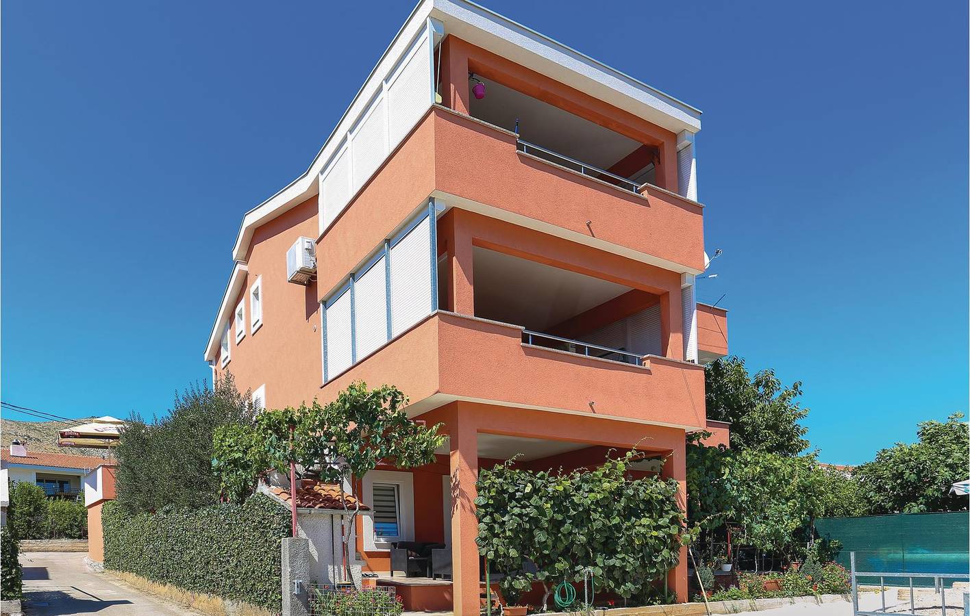 Ganze Ferienwohnung, Modernes 1-Zimmer-Apartment mit Pool, WLAN, Terrasse und Parkplatz in Plano (Kroatische Adria), Split-Dalmatien