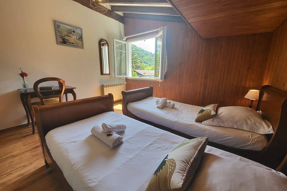 Entire apartment, T3 + Basque Coast terrace (furnished with tourism classified 3 ***) sea and mountain in Saint-Pée-sur-Nivelle, Bayonne region