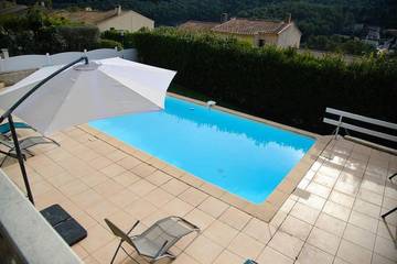 Cottage pour 6 personnes, avec piscine et terrasse ainsi que jardin et vue à Carnoux-en-Provence
