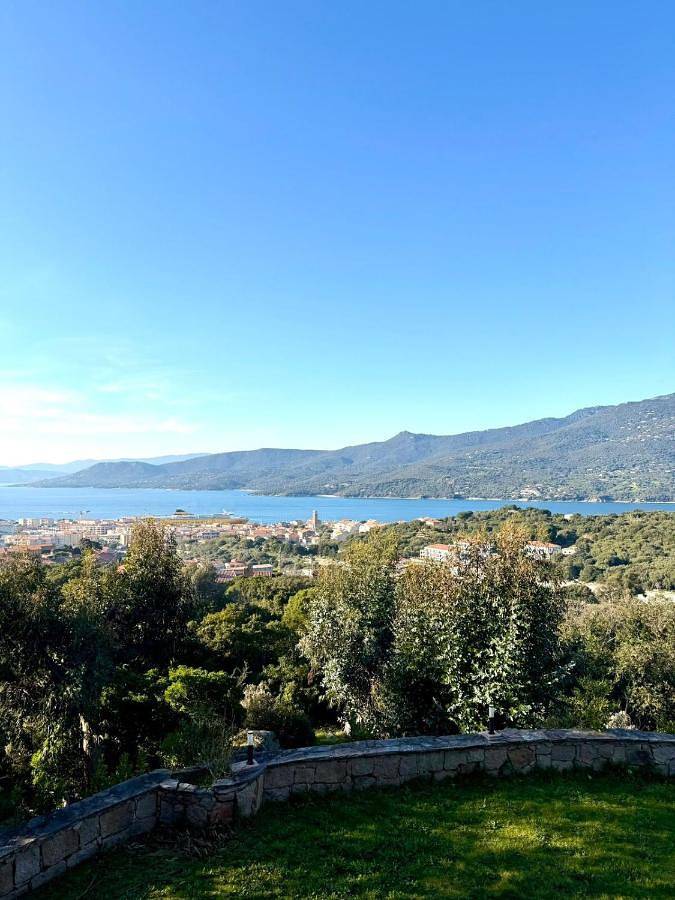 Villa pour 10 personnes, avec Jacuzzi et Terrasse ainsi que Piscine et Vue à Propriano