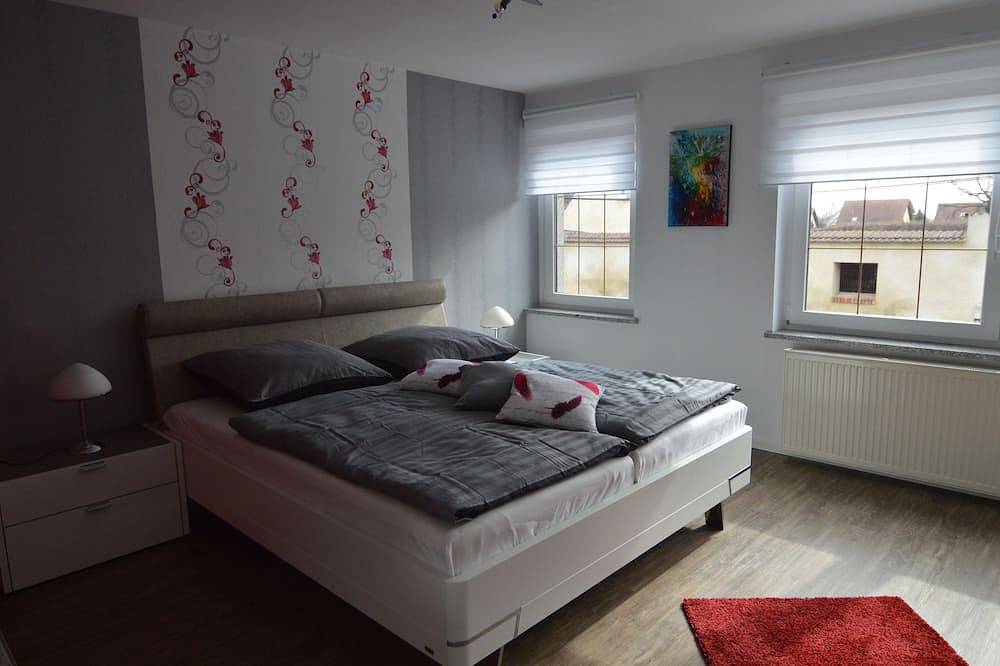 3 dormitorios, 2 baños, amplia sala de estar, Wifi, zona tranquila, moderna, elegante, in Henschleben, Corazón de Turingia