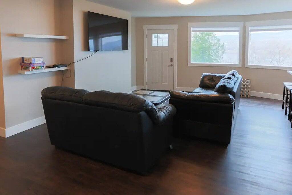 Newly renovated with Lakeviews, big yard, minutes to Silver Star/Golf/Wineries. in Silver Star