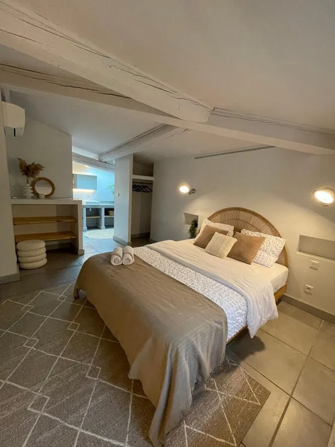Chambre d’hôte pour 2 personnes, avec jardin ainsi que piscine et terrasse - 1