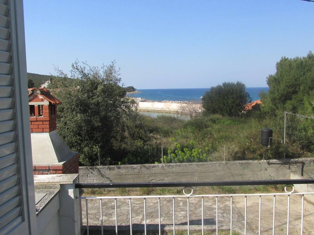 Haus in Ugljan mit Terrasse, Garten und Barbecue in Ugljan, Isla de Ugljan