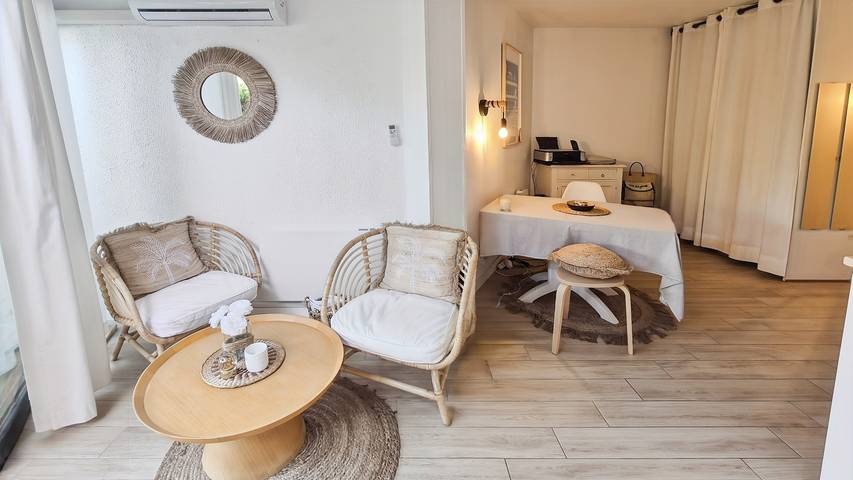 Apartamento entero, Apartamento 'La Perle De L'Argentière' con terraza privada, Wi-Fi y aire acondicionado in La Londe-les-Maures, Parque nacional Port-Cros