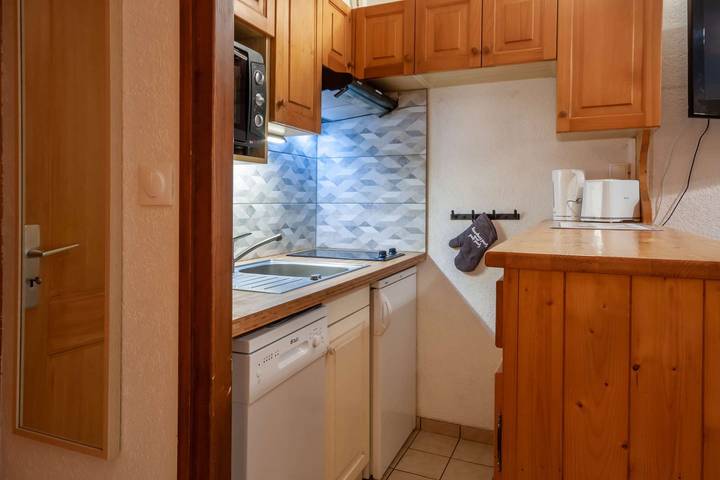 Ganzes Studio, Corniche B10 - Renovated studio with sleeping area, 650 meters from slopes in Morzine, Les Portes du Soleil
