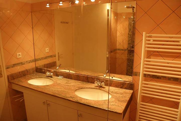 Gîte pour 4 personnes, avec terrasse ainsi que piscine et jardin dans Port Santa-Lucia - 3