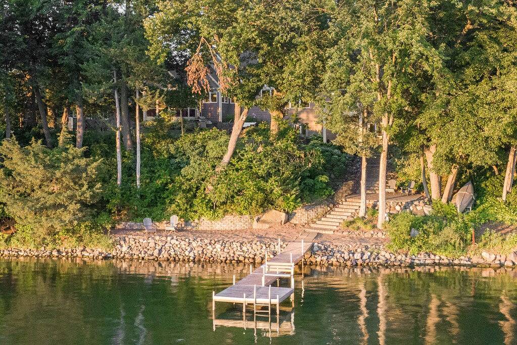 Beachfront Lake Home with new Jacuzzi hot tub, 15 min to Taylors Falls in Chisago City, Chisago County