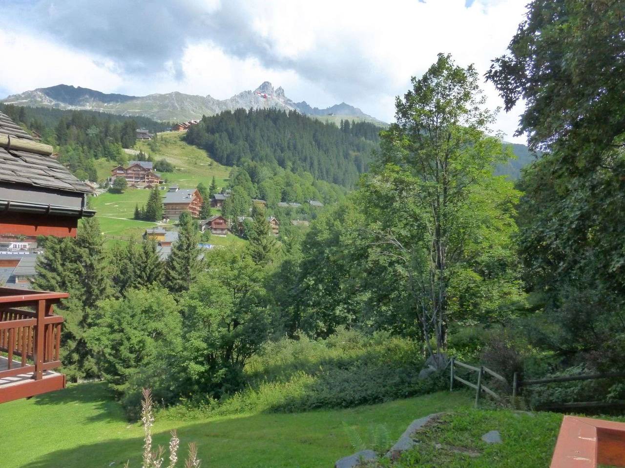 Geheel appartement, Charming 3-Bed Apartment for 7 with Ski-In/Ski-Out and Terrace in Méribel in Méribel, Les Allues
