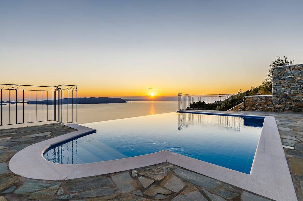 Villa Pounda-Breathtaking sea view-wifi-Newbuilding in Sporaden