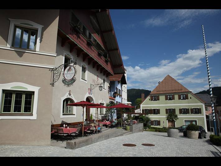 Gasthof-Hotel Hofwirt - Dreibett Familienzimmer, 1 Doppelbett, Schlafsofa in Neubeuern, Bayerische Alpen