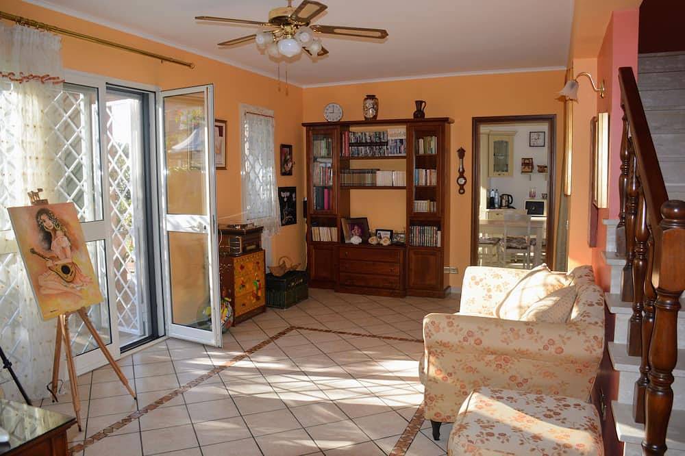 Tourist accommodation in villa with garden and private parking in Rome in Casal Morena, Rome