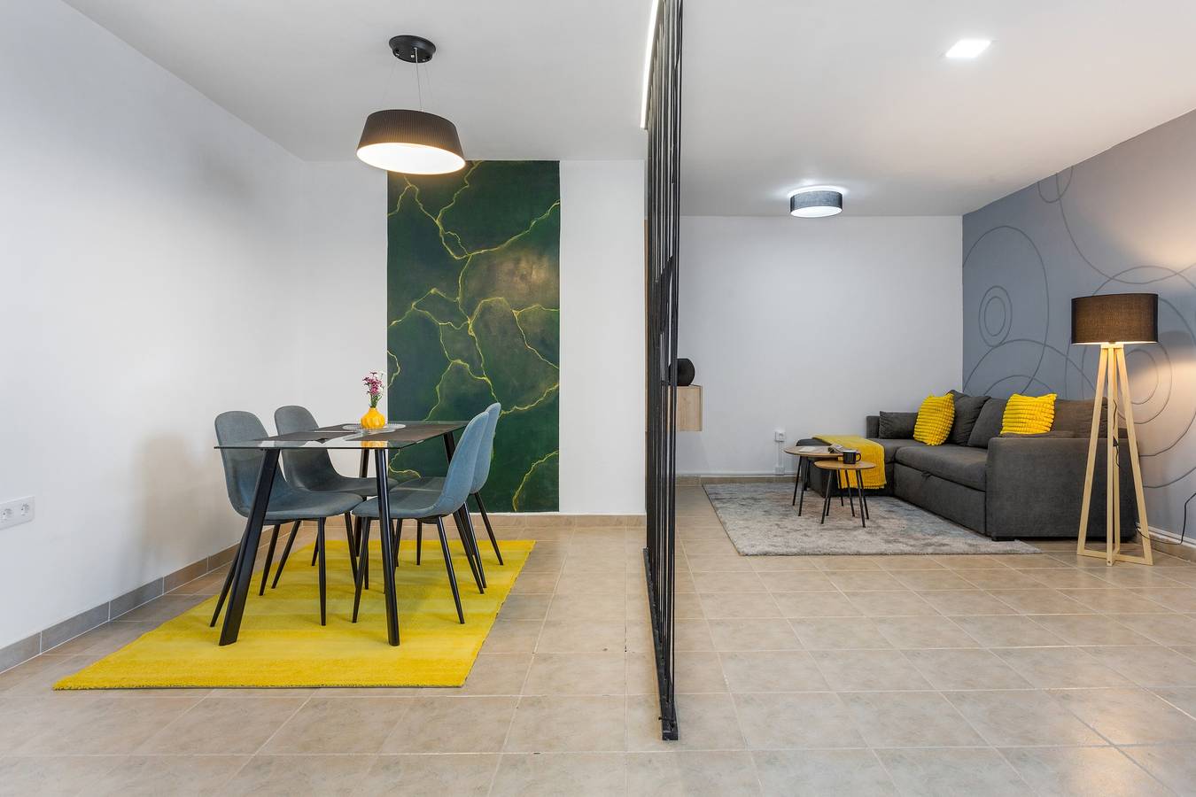 Apartamento entero, Vacaciones 'Tea-Rose Loft' con jardín compartido, Wi-Fi y aire acondicionado in Conil, Tías