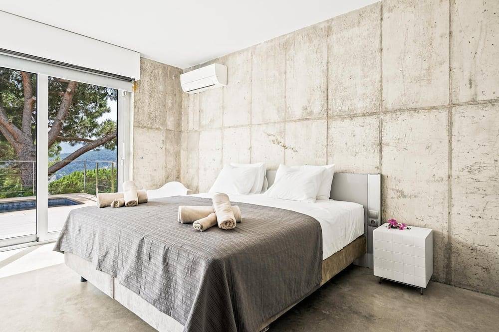 Design villa with views and pool in Urbanizacion Montcabrer, Cabrils